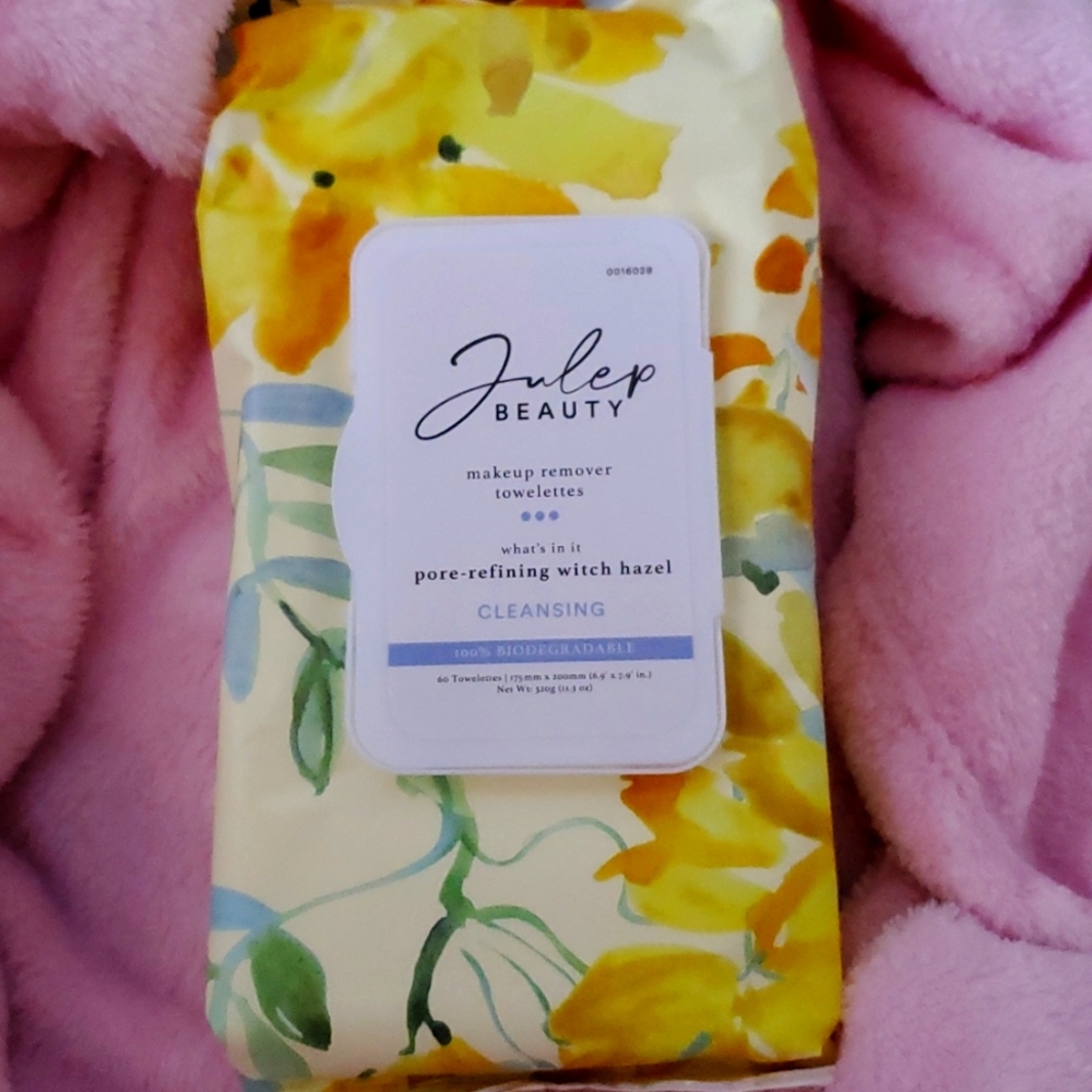 Makeup remover towelettes